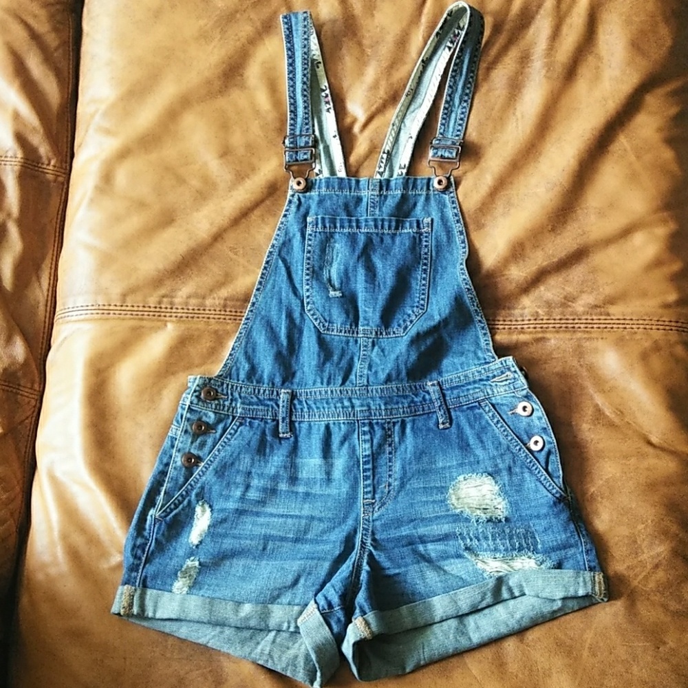 Forever 21 distressed overall short